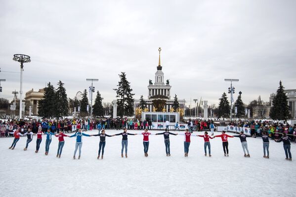 Каток на ВДНХ во время празднования Дня зимних видов спорта в Москве