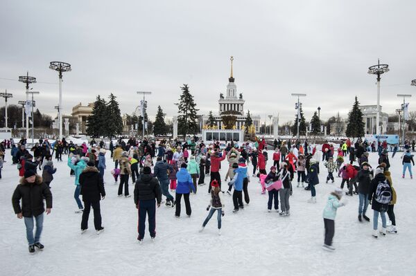 Каток на ВДНХ во время празднования Дня зимних видов спорта в Москве