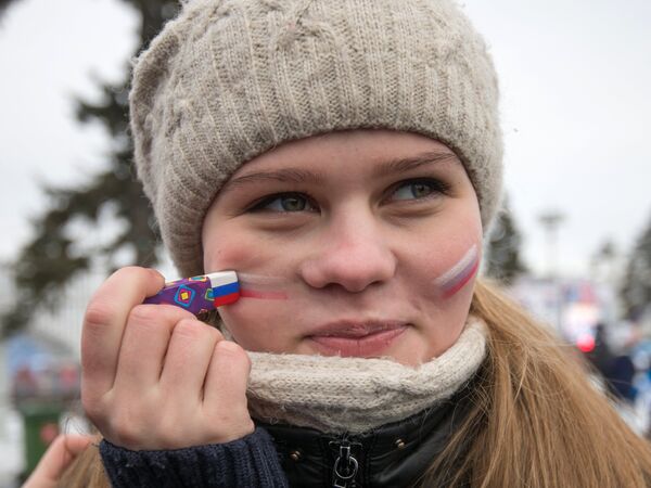 Посетительница катка на ВДНХ во время празднования Дня зимних видов спорта в Москве