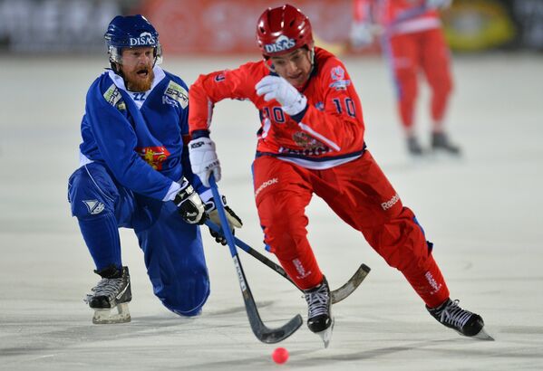 Игрок сборной Финляндии Вилле Аалтонен (слева) и игрок сборной России Алмаз Мургазов