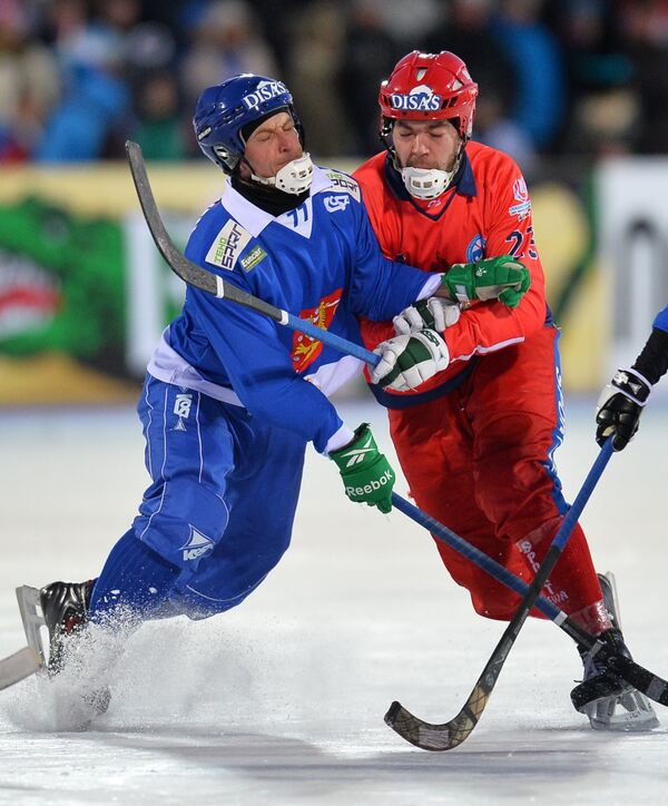 Игрок сборной Финляндии Сами Лаакконен (слева) и игрок сборной России Евгений Дергаев