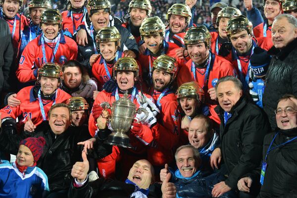 Игроки сборной России с Кубком чемпионов мира по хоккею с мячом 2016 в Ульяновске во время церемонии награждения