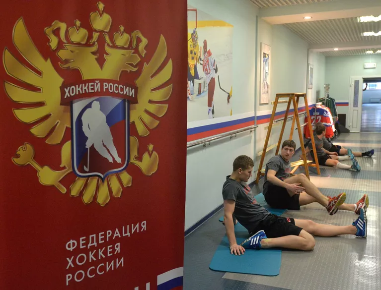 Игроки сборной России по хоккею во время тренировки Игроки сборной России по хоккею во время тренировки
