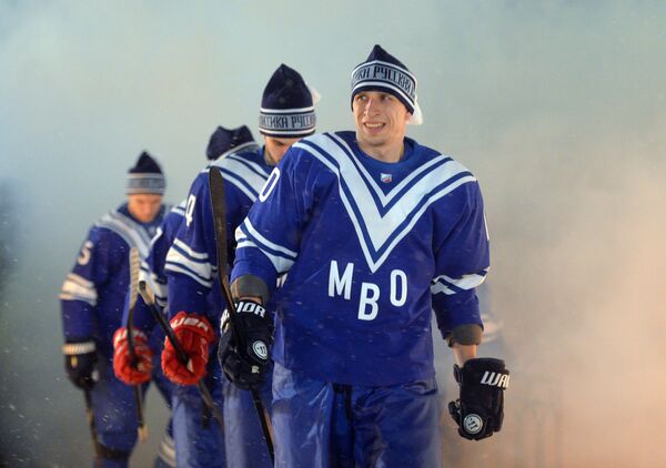 Хоккеисты СКА МВО выходят на лед перед началом гала-матча