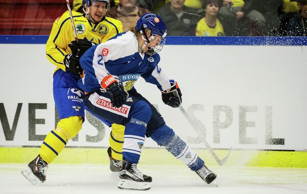 Игровой момент матча Еврохоккейтура между сборными Швеции и Финляндии