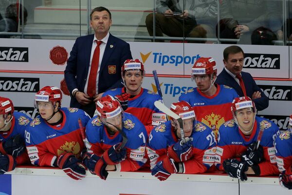 Главный тренер сборной России по хоккею Олег Знарок (слева на втором плане)