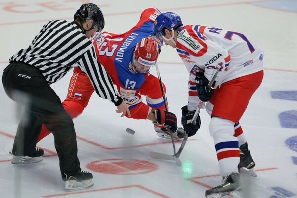 Игровой момент матча Еврохоккейтура между сборными Чехии и России
