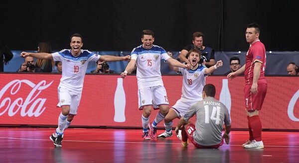 Игроки сборной России по мини-футболу радуются победе в полуфинале Евро-2016 над сербами