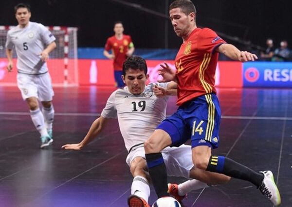 Игровой момент полуфинального матча Евро-2016 по мини-футболу Испания - Казахстан