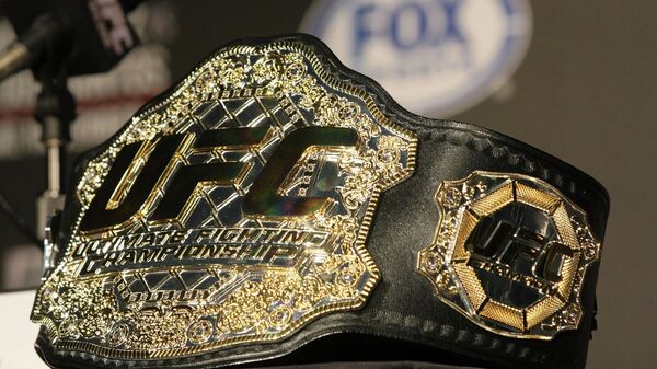 Чемпионский пояс и логотип Абсолютного бойцовского чемпионата (UFC)