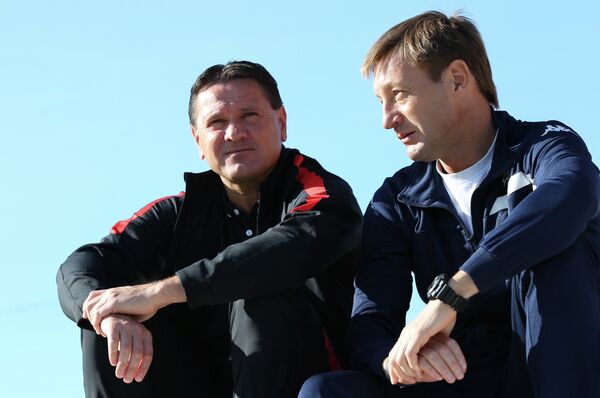 Главный тренер Спартака Дмитрий Аленичев (слева) и тренер Краснодара Андрей Тихонов