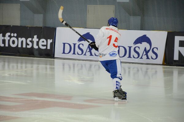 Игрок сборной Монголии по хоккею с мячом