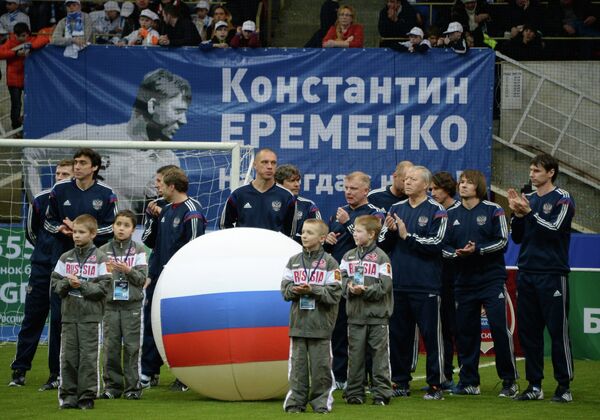 Игроки команды России на церемонии открытия международного футбольного турнира Кубок легенд имени Константина Еременко