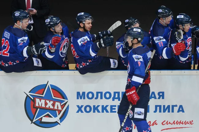 Игроки сборной Запада празднуют заброшенную шайбу