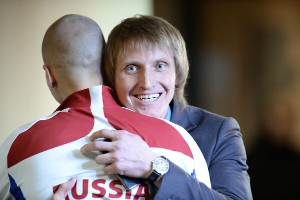Российский конькобежец Иван Скобрев (справа) поздравляет Павла Кулижникова