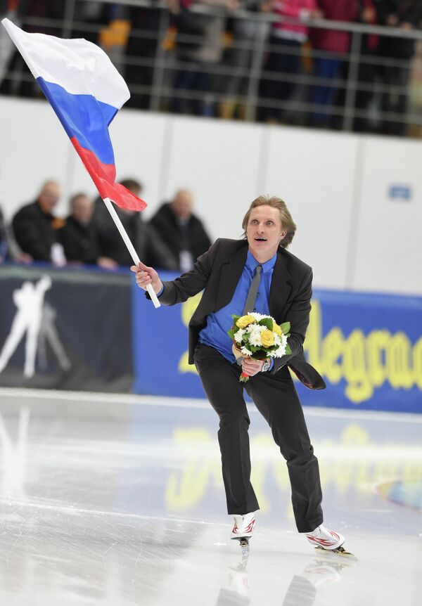 Российский конькобежец Иван Скобрев делает круг почета по стадиону конькобежного центра Коломна