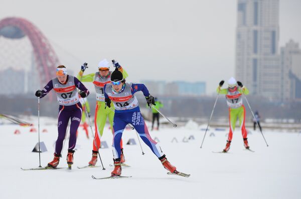 Участницы во время индивидуального спринта среди женщин на Континентальном кубке FIS в Москве