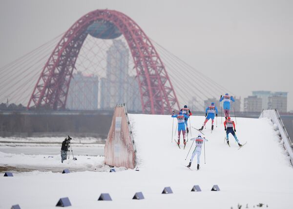 Участники во время индивидуального спринта среди мужчин на Континентальном кубке FIS в Москве