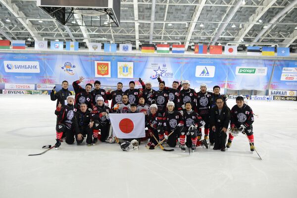 Игроки сборной Японии по хоккею с мячом