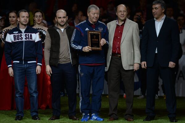 Валерий Гладилин (в центре) награждается за вклад в развитие футбола