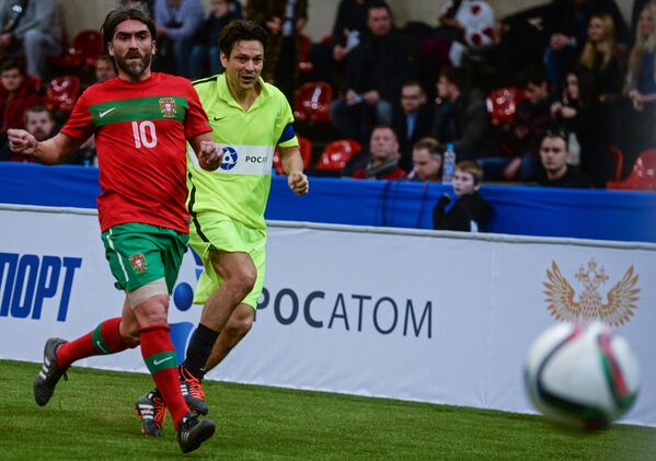 Игрок сборной Португалии Педро Мендеш и игрок сборной звезд футбола Джанлука Дзамбротта (справа)