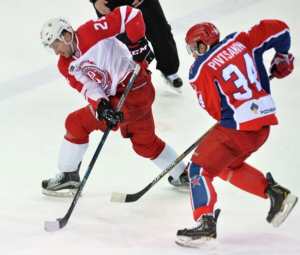 Защитник ЦСКА Никита Пивцакин (справа) и нападающий Витязя Никита Выглазов
