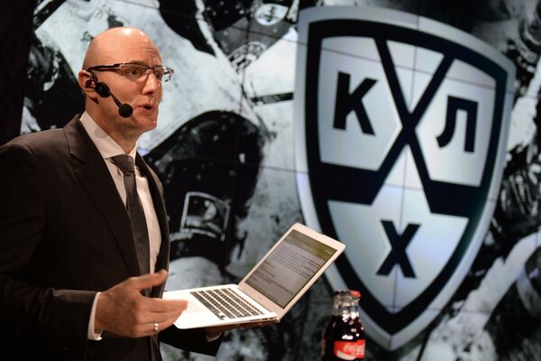Президент Континентальной хоккейной лиги (КХЛ) Дмитрий Чернышенко и логотип лиги