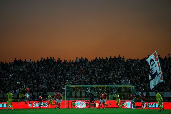 Игровой момент матча чемпионата Португалии по футболу Пасуш - Бенфика