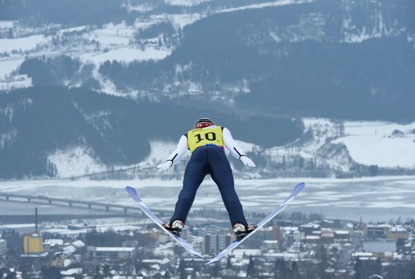 Японец Масамитцу Ито во время прыжка с трамплина на на зимних юношеских Олимпийских играх в Норвегии