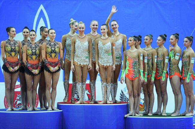 Спортсменки сборных Болгарии, России и Израиля по художественной гимнастике (слева направо)