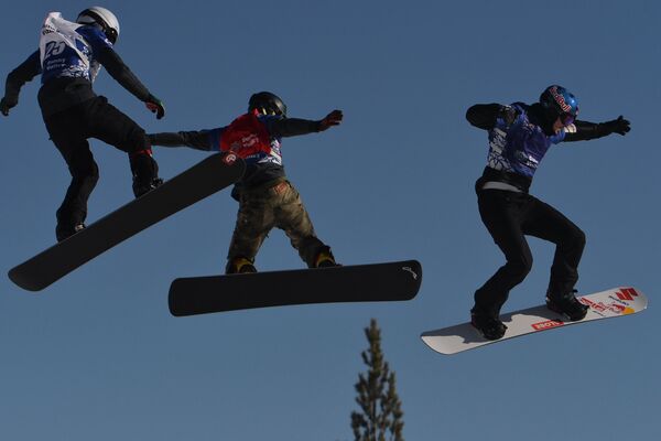 Участники на трассе в дисциплине Сноуборд-Кросс среди мужчин на этапе Кубка мира по сноуборду в Миассе