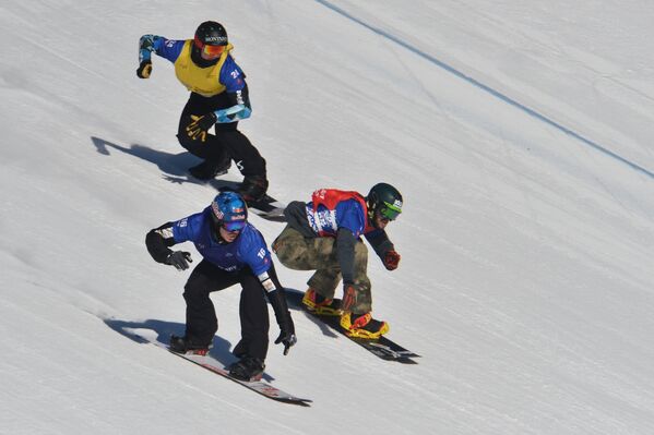 Участники на трассе в дисциплине сноуборд-кросс среди мужчин на этапе Кубка мира по сноуборду в Миассе