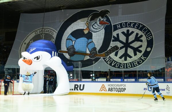 Перед началом матча серии 1/8 финала плей-офф КХЛ между ХК Сибирь (Новосибирская область) и ХК Адмирал (Владивосток)