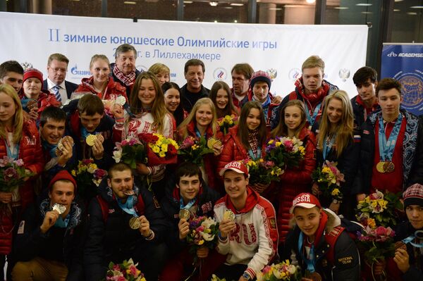 Спортсмены сборной России - участники II зимних юношеских Олимпийских игр в норвежском Лиллехаммере - в аэропорту Шереметьево