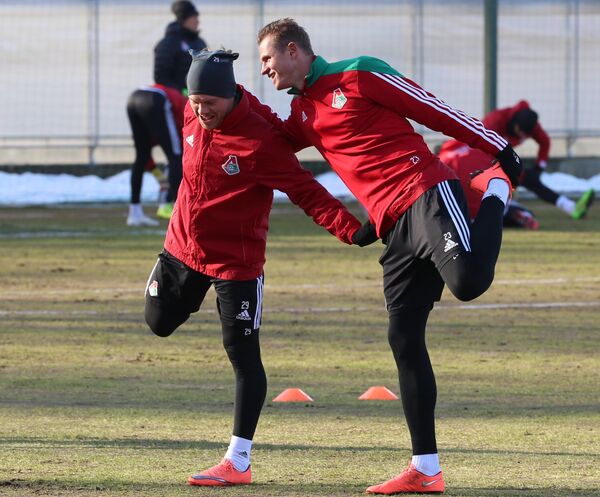 Футболисты Локомотива Виталий Денисов (слева) и Дмитрий Тарасов