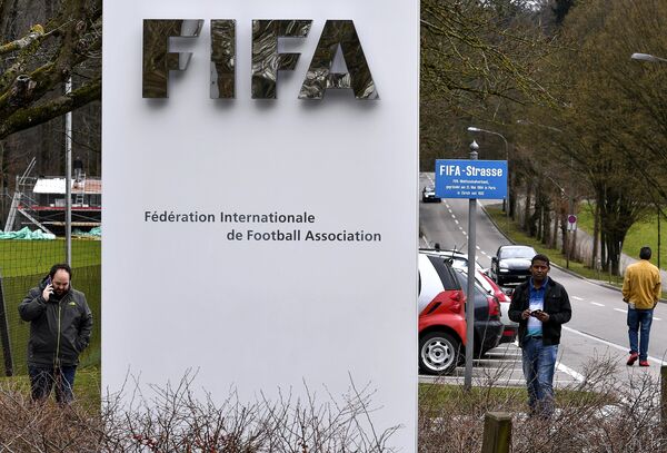 Журналисты у ворот Home of FIFA, закрытого для посетителей на время проведения Конгресса FIFA, в Цюрихе