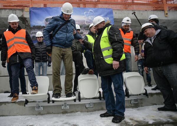 Болельщики тестируют на прочность новые кресла на стадионе Динамо