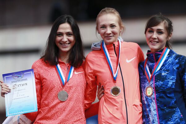 Мария Кучина - серебряная медаль, Ирина Гордеева - золотая медаль, Кристина Королева - бронзовая медаль (слева направо)