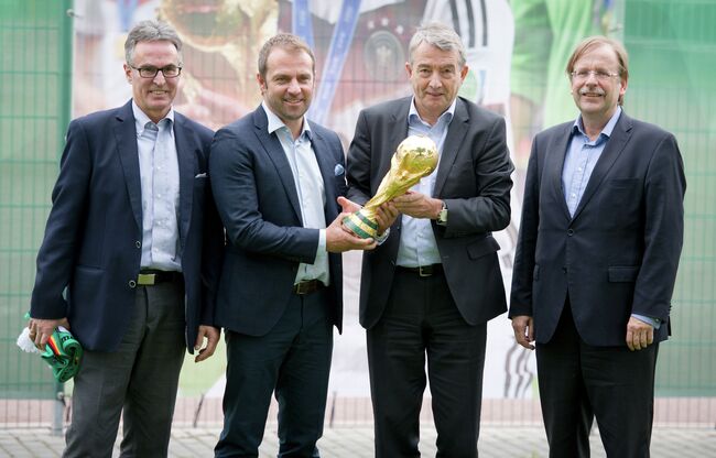 Генеральный секретарь Немецкого футбольного союза (DFB) Хельмут Зандрок (слева)