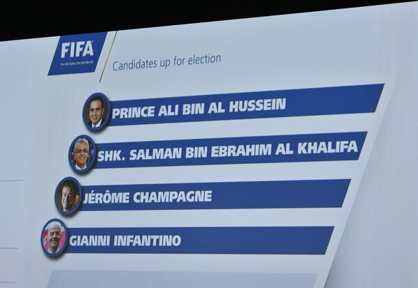 Табло с четырьмя кандидатами на пост президента ФИФА