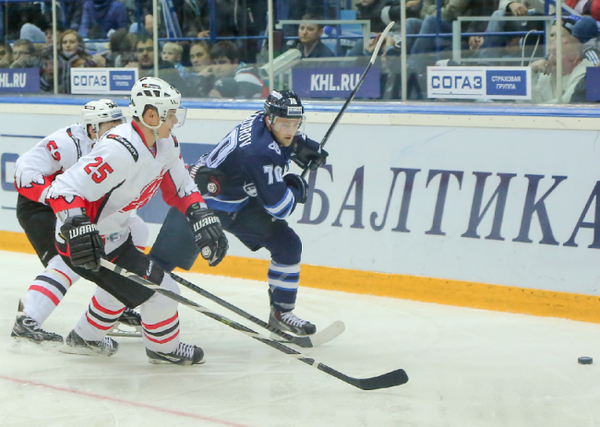 Игровой момент матча 1/8 финала плей-офф КХЛ ХК Нефтехимик - ХК Авангард