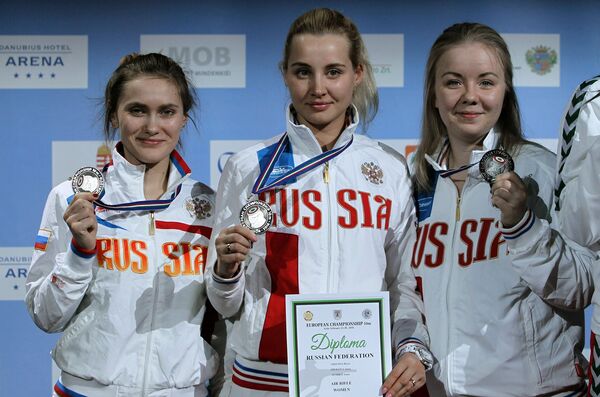Российские спортсменки Дарья Вдовина, Анна Сушко и Анна Жукова (слева направо)