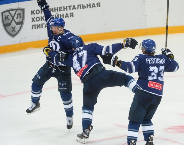 Хоккеисты Динамо Алексей Терещенко, Александр Осипов и Максим Пестушко (слева направо)