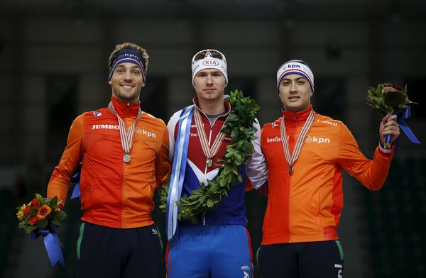 Российский конькобежец Павел Кулижников (в центре), голландцы Кьелду Нейсу (слева) и Кай Вербай