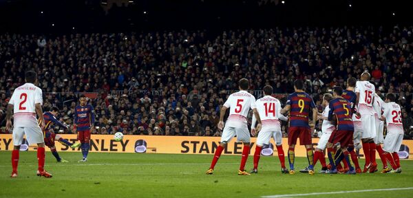 Игровой момент матча чемпионата Испании по футболу Барселона -Севилья