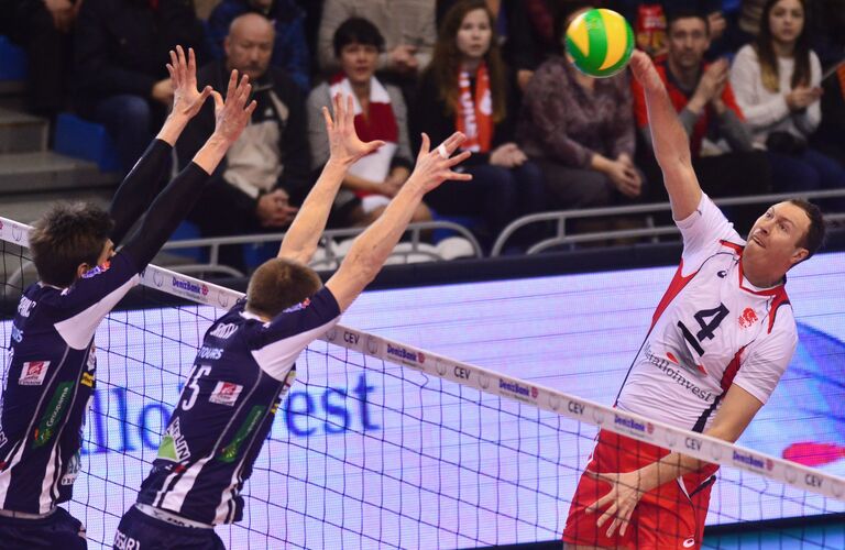 Доигровщик ВК Белогорье Тарас Хтей (справа)