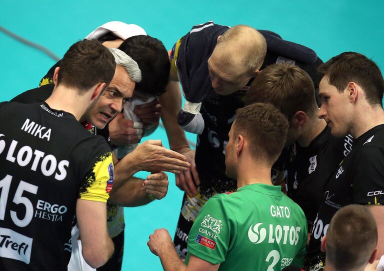 Главный тренер ВК Лотос Трефль Андреа Анастази (второй слева)