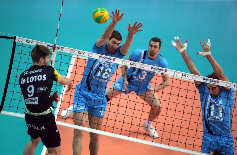 Игрок ВК Лотос Трефль Себастьян Шварц и игроки ВК Зенит-Казань Максим Михайлов, Александр Бутько и Андрей Ащев (слева направо)