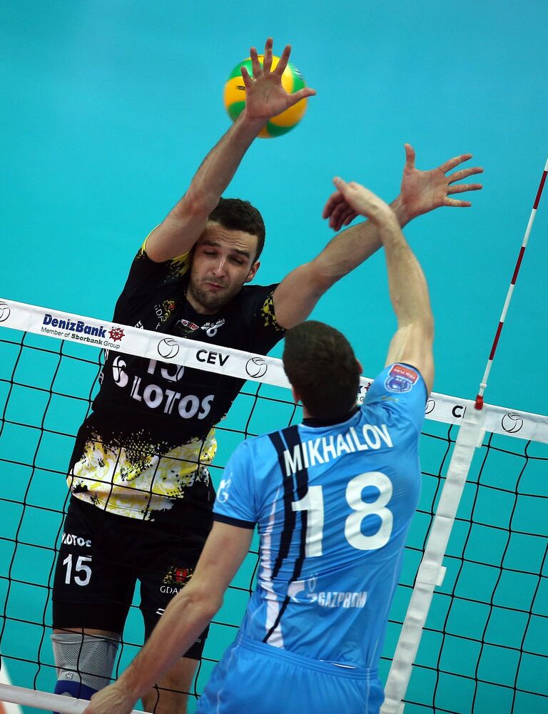 Диагональный ВК Зенит-Казань Максим Михайлов (на первом плане) и игрок ВК Лотос Трефль Матеуш Мика