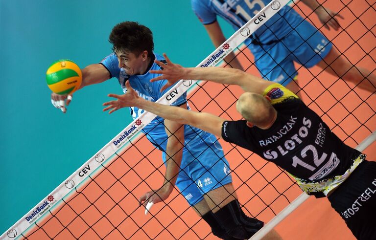 Блокирующий ВК Зенит-Казань Александр Гуцалюк (слева) и игрок ВК Лотос Трефль Артур Ратайжак